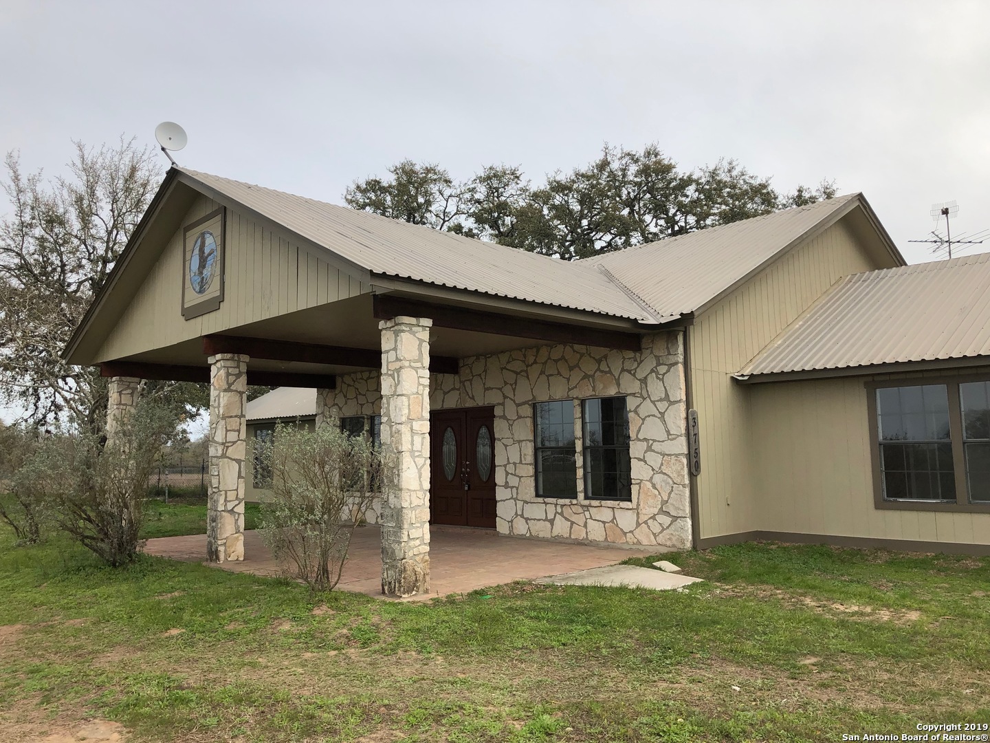 Beautiful 1 story ranch style home. Nice open floor plan with high ceilings located on 1604 and 37. Enjoy mature oaks trees and access to community lake!