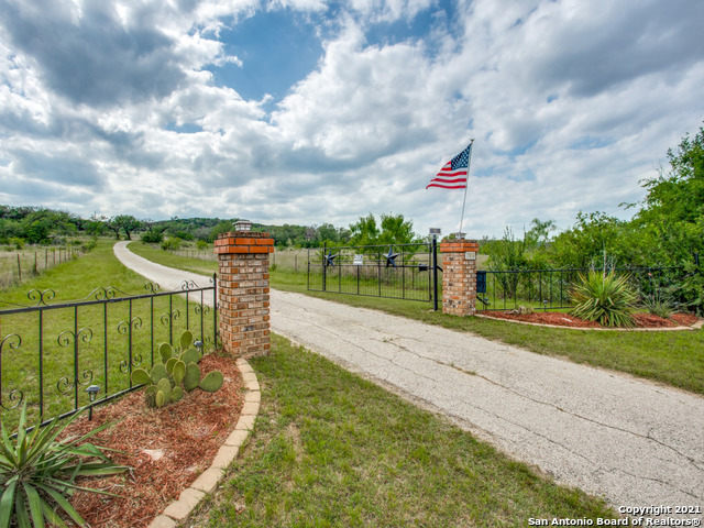 706 PALEFACE RANCH RD SOUTH, SPICEWOOD, TX 78669