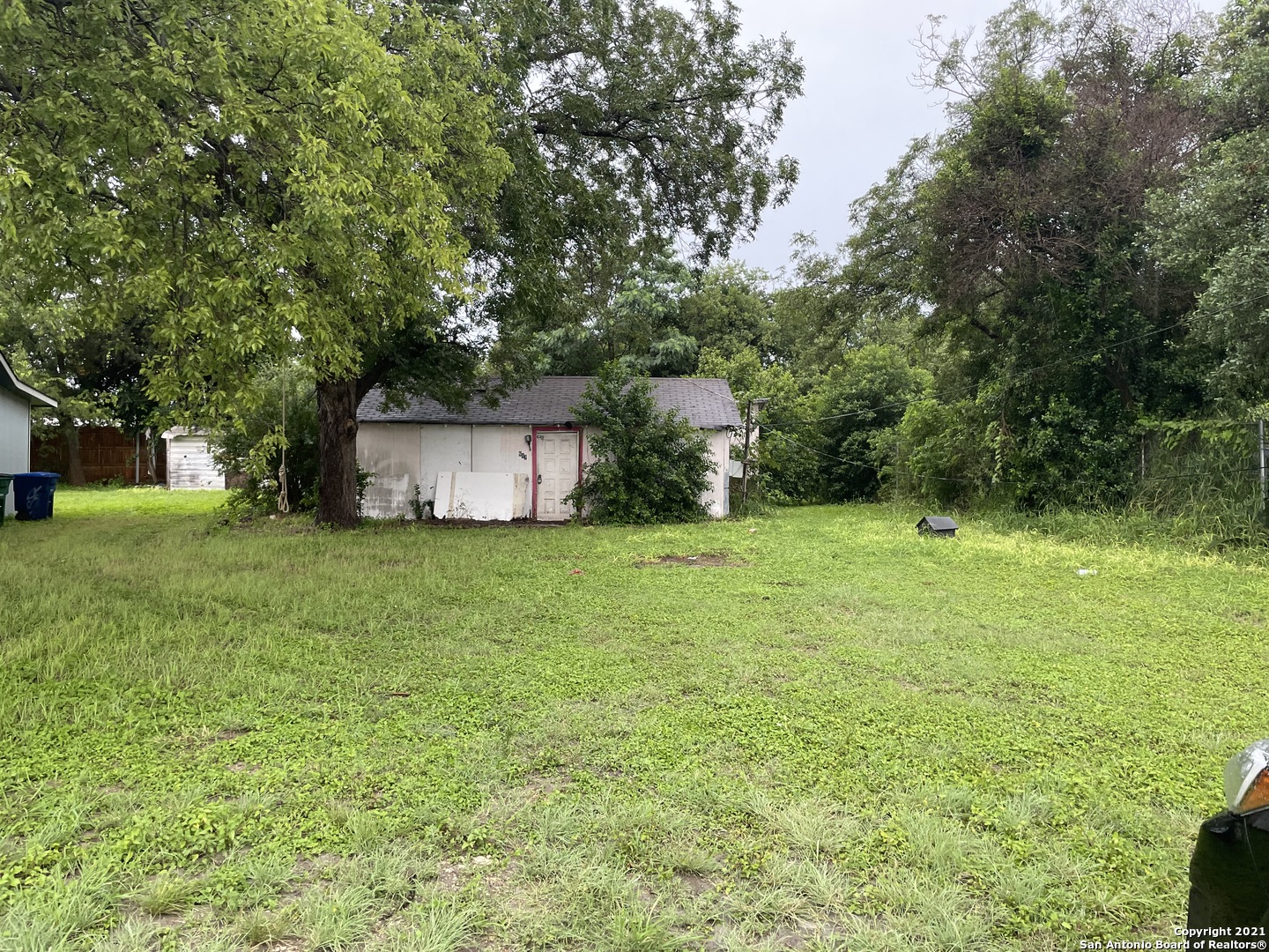 Investors delight. 2 bedroom/1 bath in the Historical area near the San Antonio Missions National Historical Park, Mission Library, Mission Outdoor Theater, minutes from South Town. Property is in need of complete remodeling and can be used as residential or commercial.