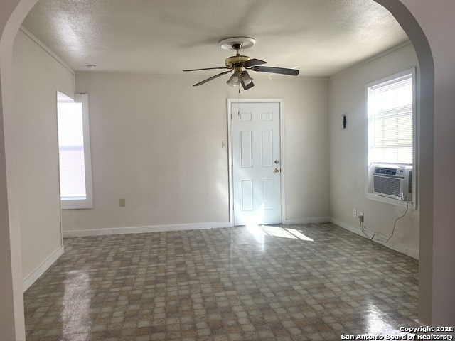 2 for 1 special!!! This is a great investment opportunity! one property, two houses!!!      Home #1 is 809 sq ft 2 bedroom/1bath. Home #2 is 792 sq ft 2 bedroom/1bath Occupancy:   Front dwelling-occupied %   Back dwelling-vacant%
