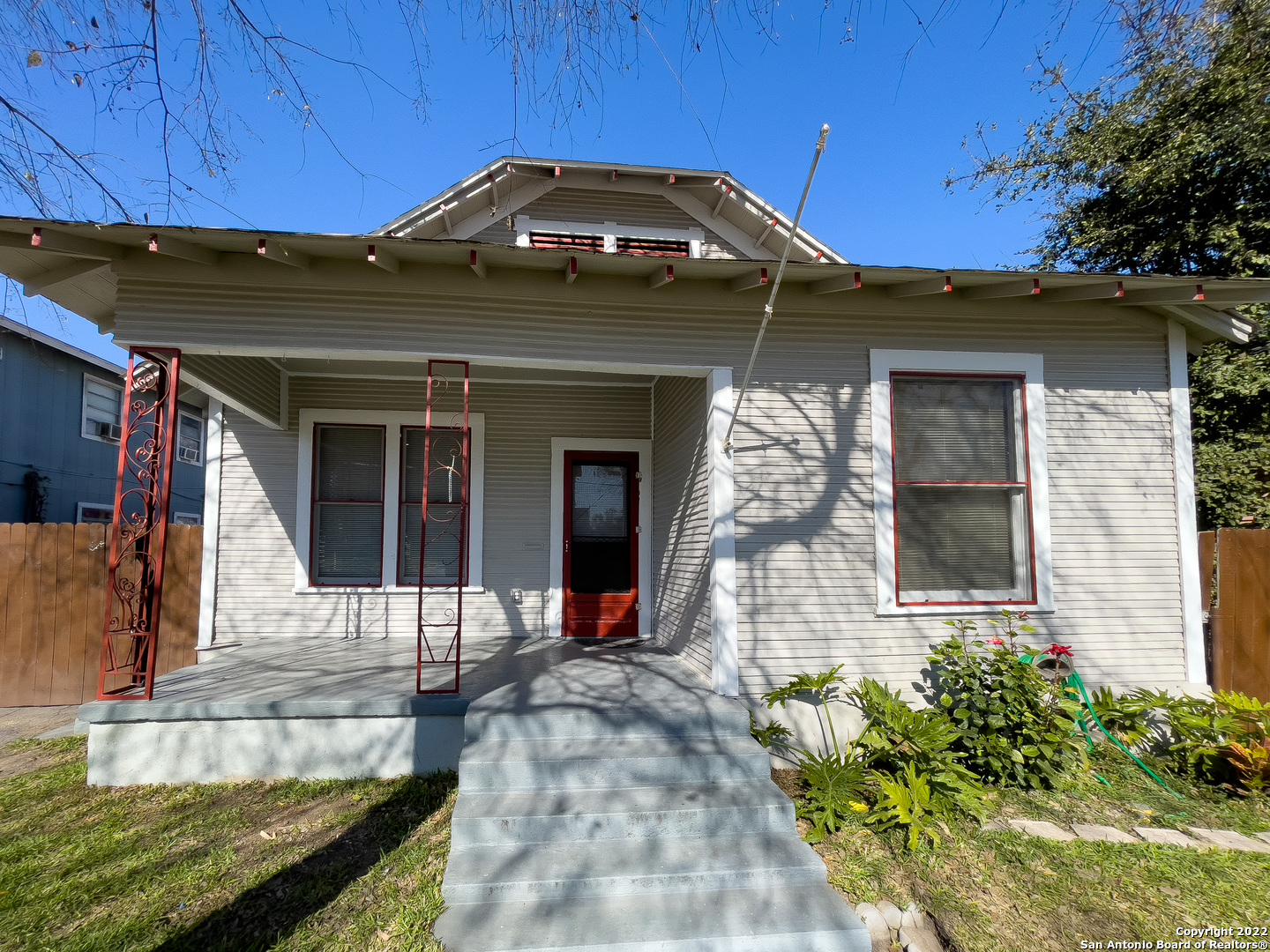 Quaint little home in the heart of the Southside. Original hardwood floors, lots of windows for natural light, and high ceilings. Schedule your appointment today! This home will not last long.