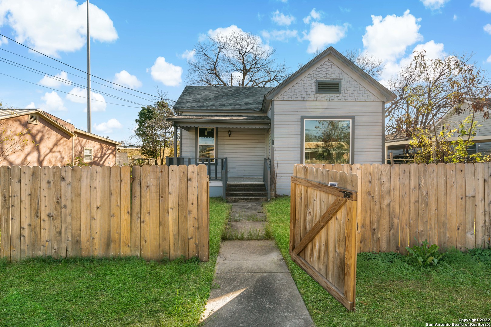 Located 10 mins from the Pearl! Plug the address in the GPS and come take a look at this San Antonio gem. Spacious backyard and front yard for those big families or pet lovers. Fenced in for your peace of mind. Has the potential to be a perfect Airbnb!