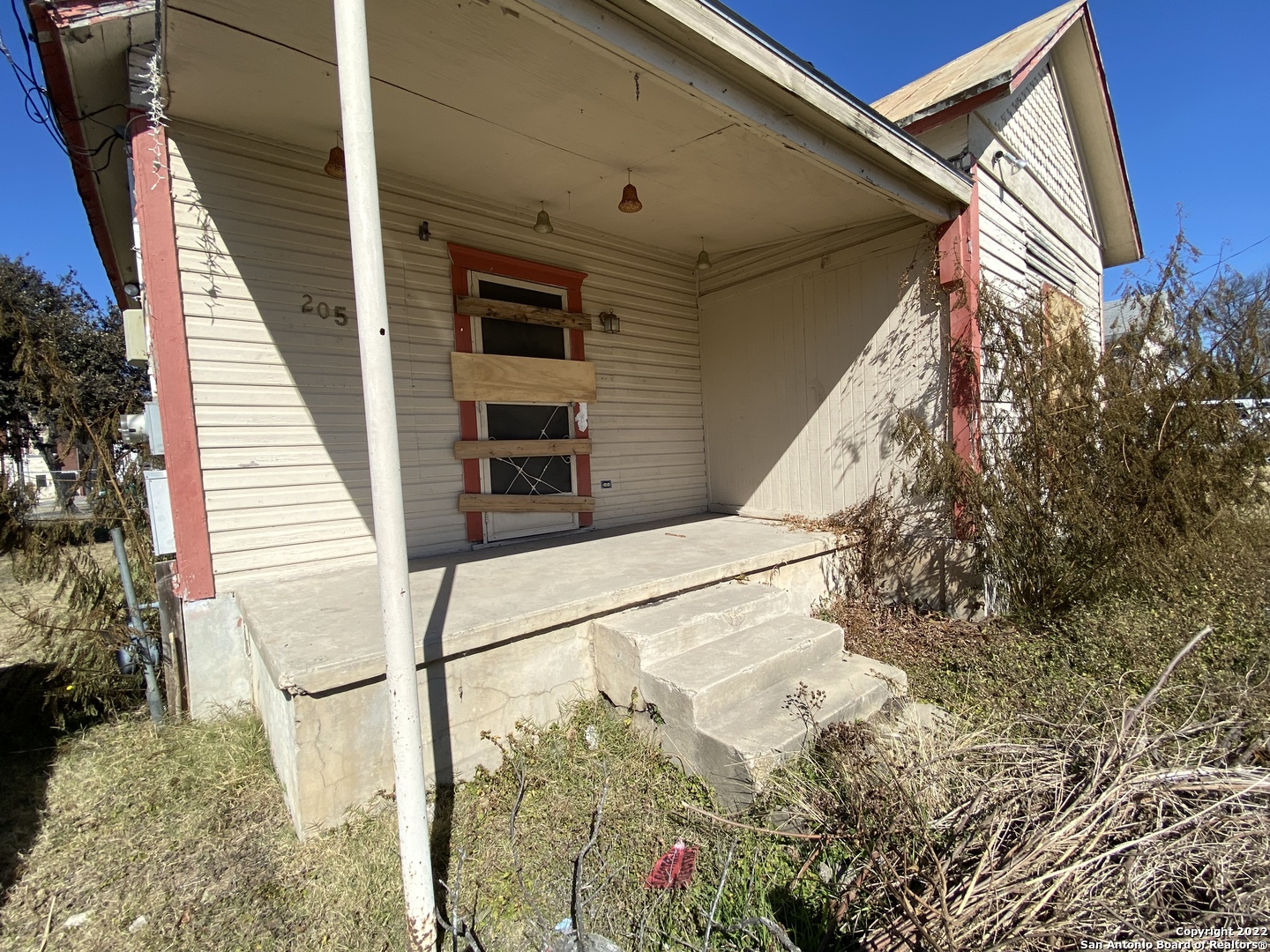 Great Investment Property! This 2 Bed 1 Bath is located near the Alamodome, and minutes away from Sunset Station, Pearl and Riverwalk. Put some charm into this home and it can make a great starter home or investment property.