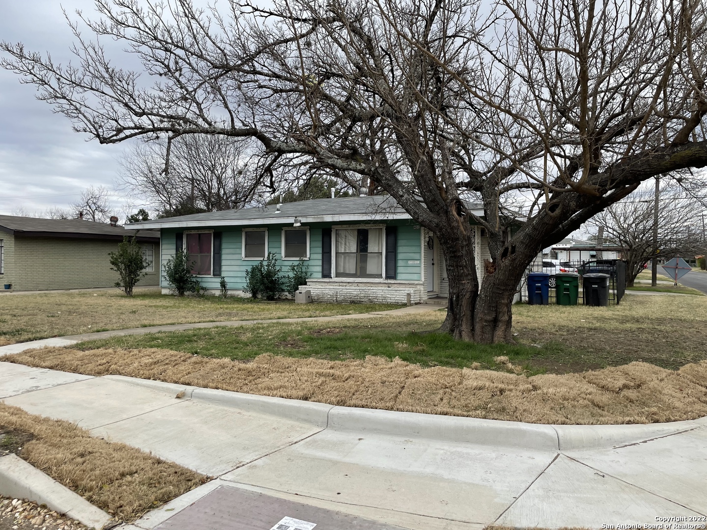 Great investment property with good standing tenants. Spacious home  with over 1500 square feet. Great Corner lot walking distance to Carver Library, Coca Cola Company & AT&T Center. Minutes from downtown, and easy access to I-10. Don't miss out on this amazing investment opportunity!