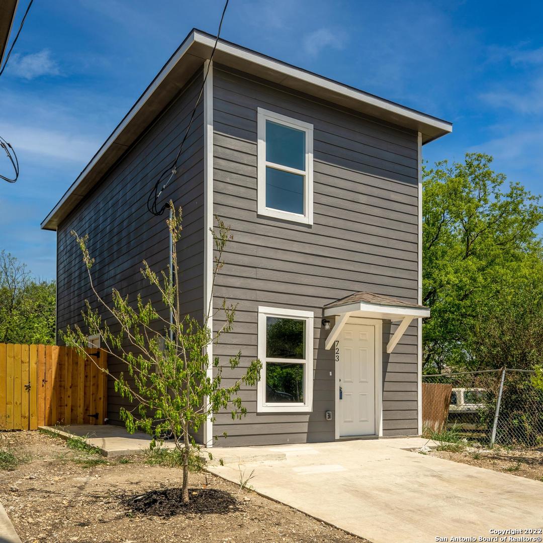 New Construction minutes away from downtown.  Features ceramic floor tile, kitchen granite countertops, tile floors in all wet areas, Master Bedroom Down, Ceiling Fans in all the Bedrooms, Utility Room Inside & Privacy Fence.