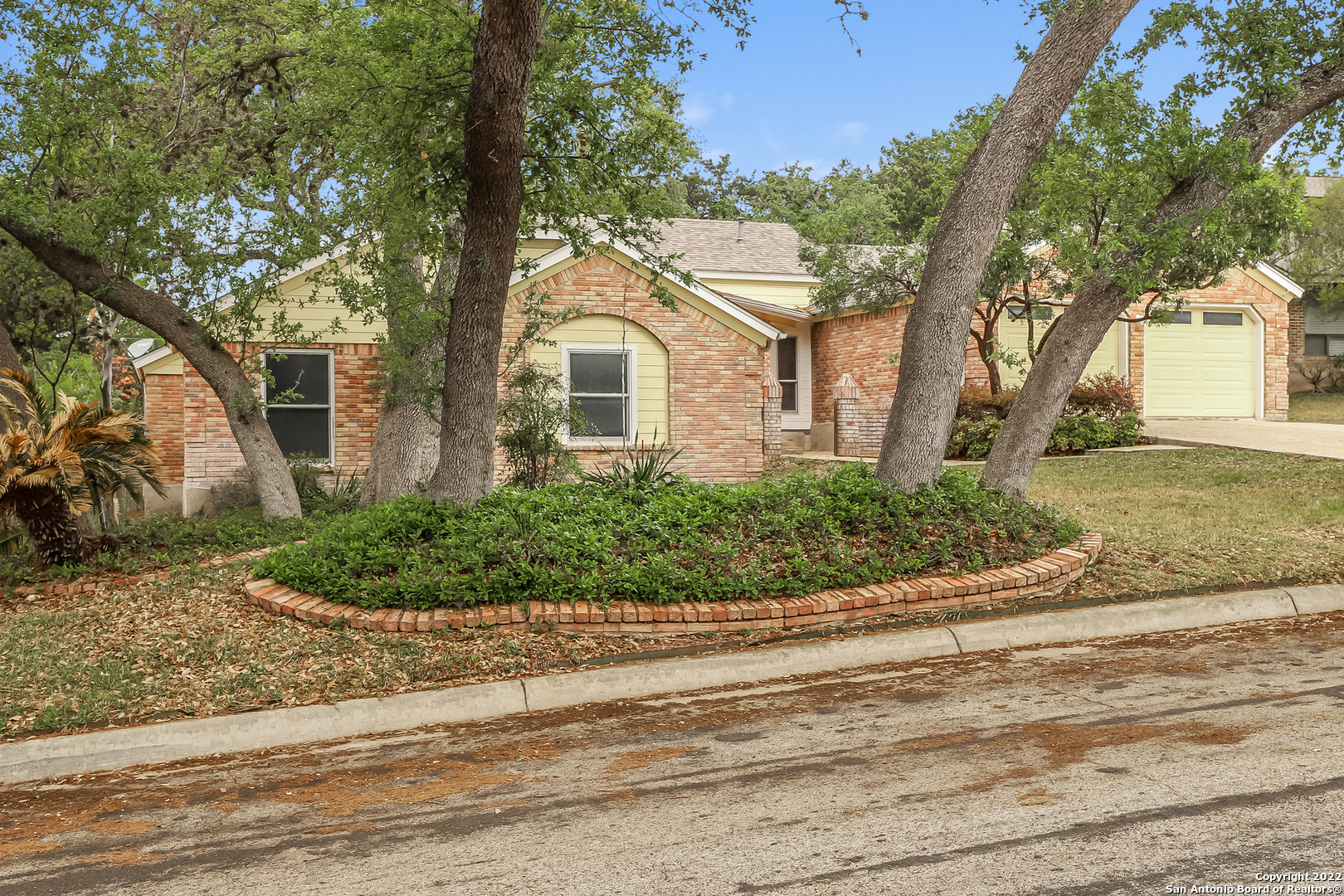 This San Antonio one-story cul-de-sac home offers an in-ground pool, a patio, and a two-car garage. This home has been virtually staged to illustrate its potential.