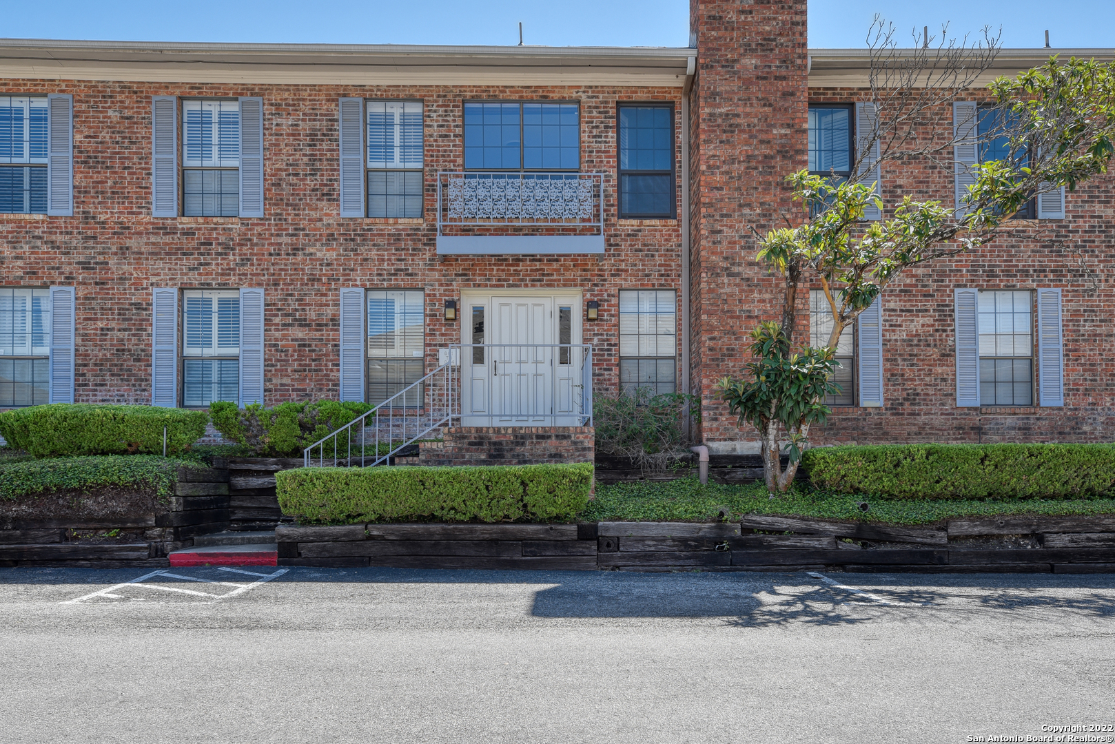 Welcome Home! Come see this charming, 2nd-floor condo in Exeter House Condominiums. Nestled in the Medical Center area with easy access to 410 and IH10. One assigned, covered parking space. Balcony off the kitchen with easy access to the pool. Spacious bedrooms with roomy walk-in closet in primary bedroom.