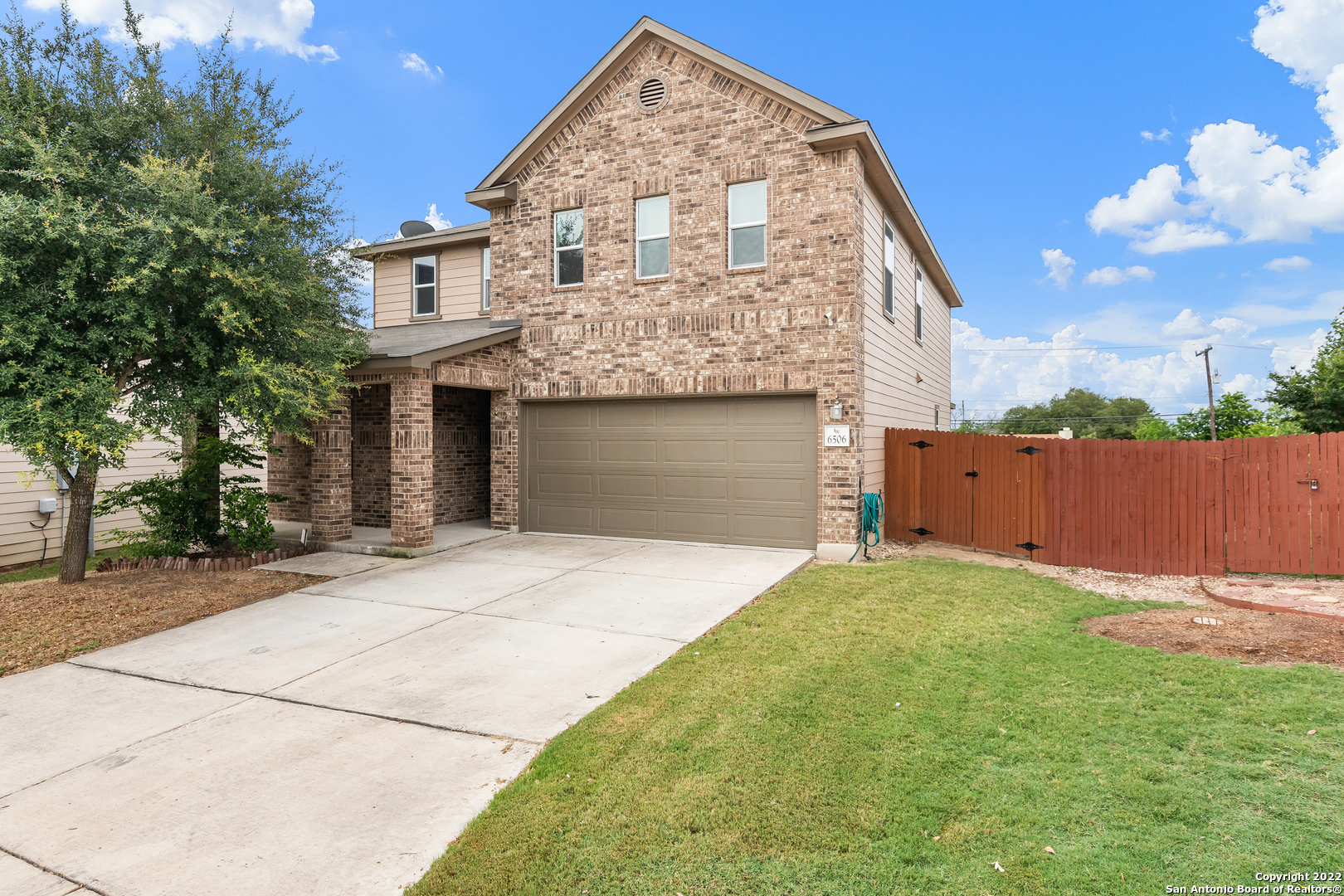 OPEN HOUSE 7/24 from 2-4 pm! LOCATION*LOCATION*LOCATION* Move in ready 3bd, 3ba, 2 car garage with a loft area and a office/study. Home features 2403 sqft, single family KB Home built in 2017 that is located in WINDCREST.