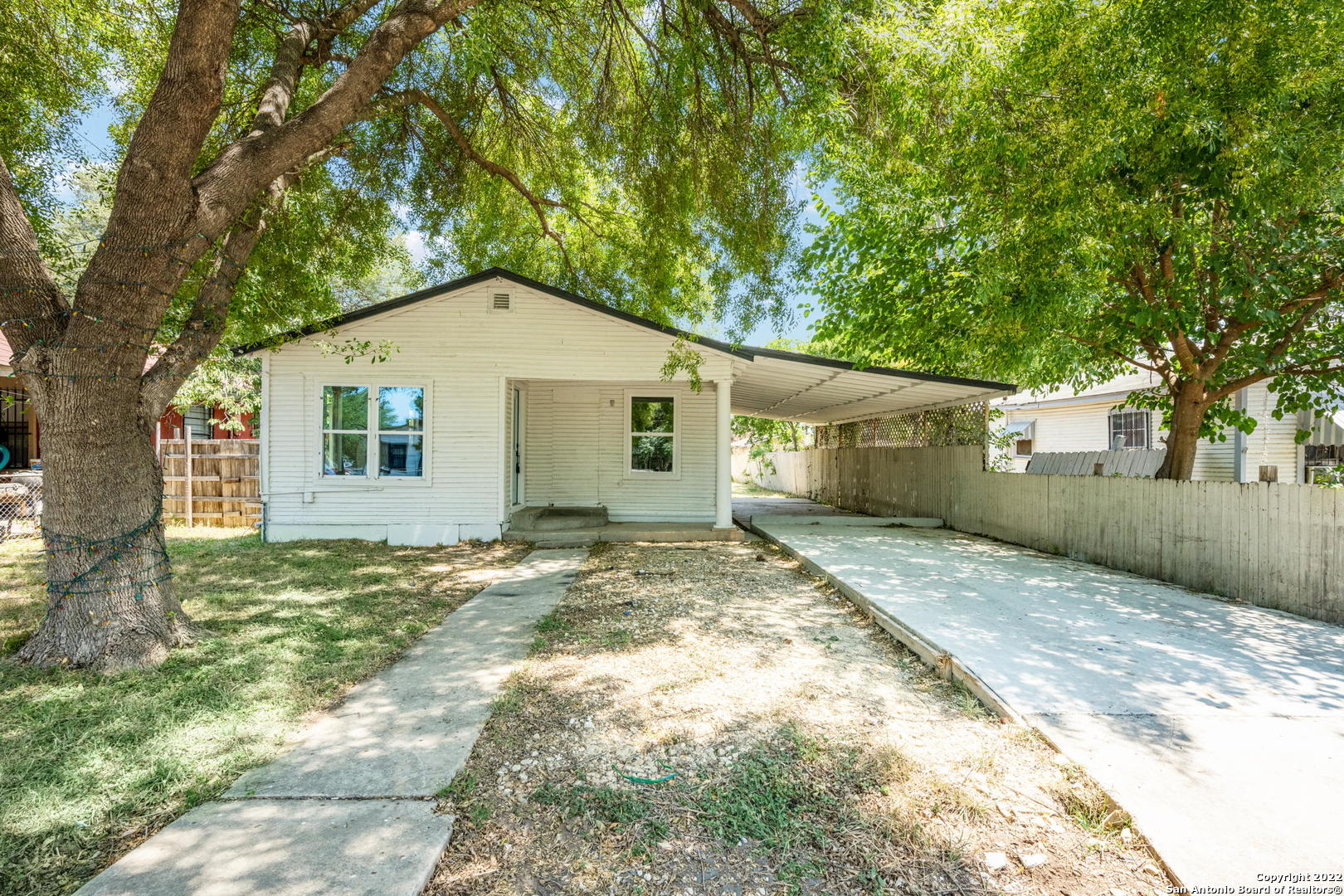 Recently remodeled cute starter home. 3 bedrooms and 1 bath. Fresh exterior paint and interior, updated restroom. Property has mature tree in front, with  large back yard for family. This property features a back of property shed, homeowners can choose to finish out.