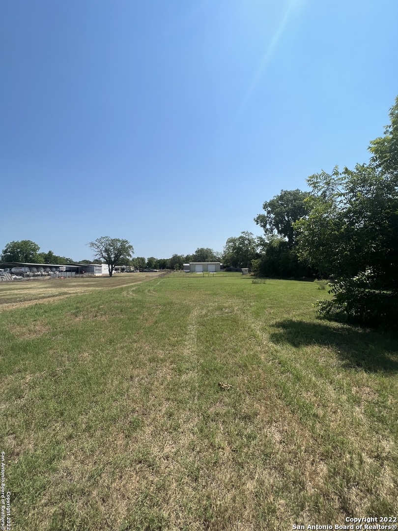Photo of 1614 2nd St in Floresville, TX