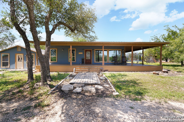 Photo of 139 County Rd 572 in Castroville, TX