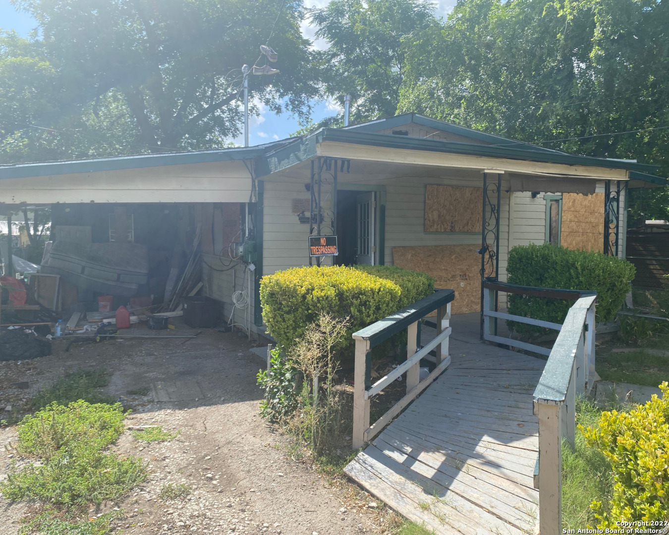 Fixer Upper!! Instant Equity! Investor and handyman special. AS-IS Sale. This 1488 sqft home has plenty of space, and the 3 bathrooms are a plus! Needs work and TLC.  Located West of Downtown. If you are an investor looking for Flip or rental investment opportunities, Call Now!