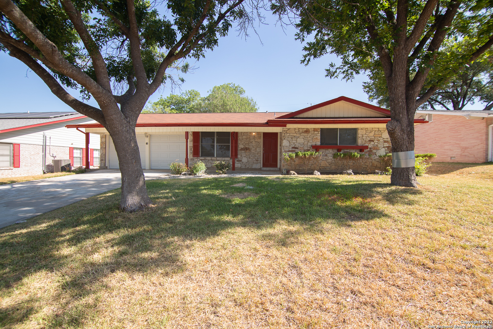 Ranch style home conveniently located off of IH 410 north.  Be in the middle of all the convenience city living has to offer. Shopping, entertainment, eating, and easy access to the airport are at your doorstep.  This home is located in the Alamo Heights School District. Enjoy the large backyard and open space it provides.