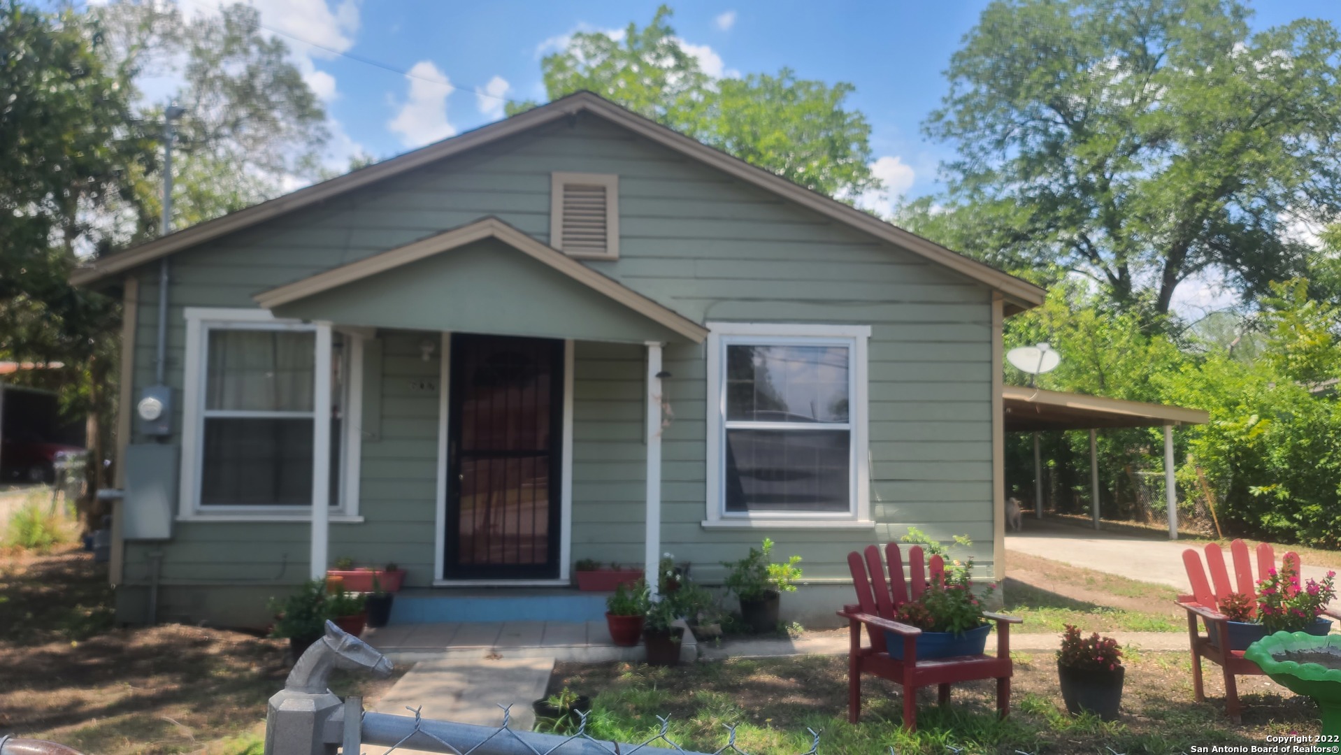 Wonderful starter/investor home located in the Harlandale/Lone Star district!!  Charming 3 bedroom 2 bath, open floorplan, Texas size covered patio, greenbelt, great curb appeal.  Quick access to I-35/Lackland AFB/ shopping and dining.