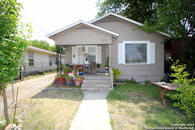Terrific 3 bd 1 bath home conveniently located to Woodlawn Lake Park & IH 10. Single story with an open floor plan that features one living area, separate dining area and spacious kitchen. Cozy front porch. Sizeable backyard.