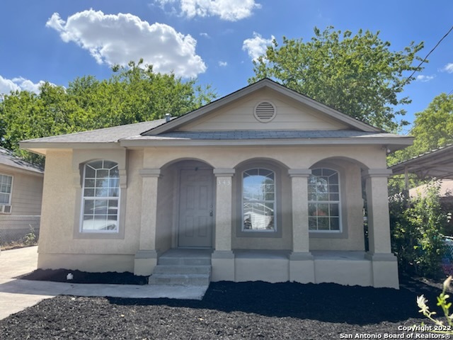 Beautiful 3br 2 bath house, Great location and close to schools. Fresh paint inside out, tile and vinyl flooring, easy clean no carpet. It is move in ready and must see
