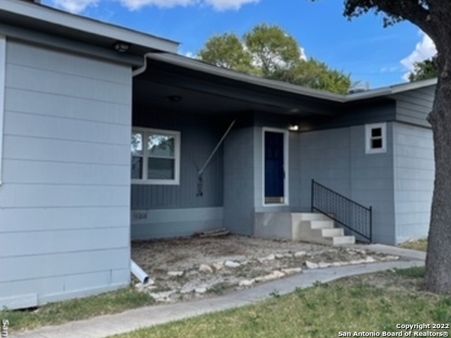 Repair/remodel this mature home or build new home on this spacious corner lot. Desirable Alamo Hgts. School District. Minutes from Lincoln Heights and Quarry shopping, S. A. Airport and golf course. Franklin Assisted Living complex is right next store. Foundation needs repair.