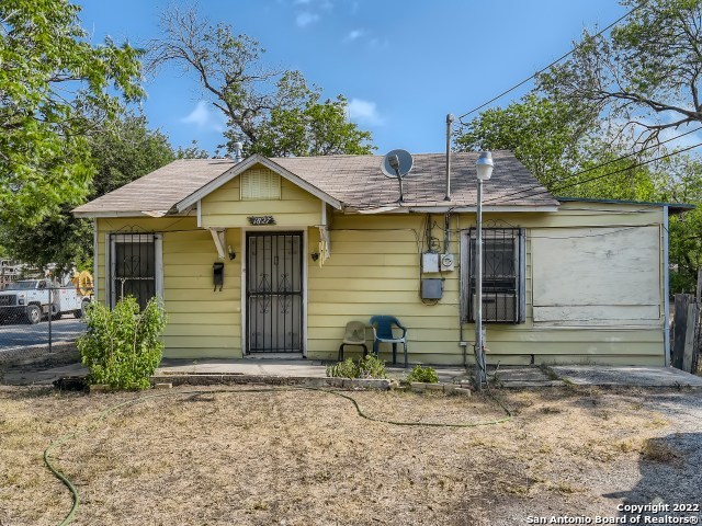Corner lot with sizable front and back yard, less than 1/2 mile from HEB and quick access to I-10, downtown and the AT&T center. 3rd room can be used as a study or 3rd bedroom. Kitchen with breakfast nook and separate dinning ready for your investment.