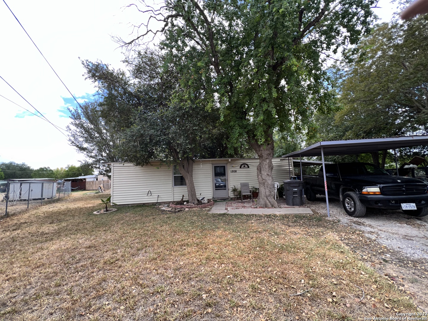 GREAT INVESTMENT OPPORTUNITY!! Excellent location in the heart of the Missions, 10 minutes from Downtown San Antonio, near Walmart, Home Depot, and many other stores. The property next to it is also for sale by the same owner, in case you have relatives you would like as neighbors!