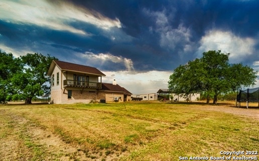 813 COUNTY ROAD 102, Floresville, TX 78114