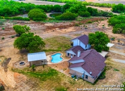 813 COUNTY ROAD 102, Floresville, TX 78114