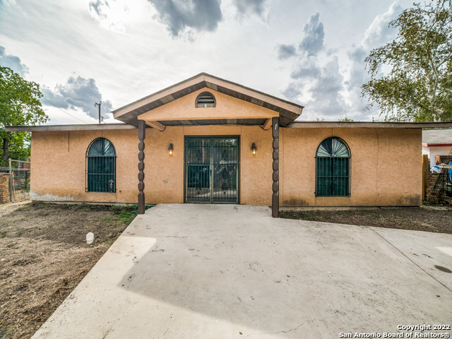 Great home for a large household, 3 bedrooms downstairs with 2 living areas.  Upstairs living area with 2 bedrooms and bath for those prefer a private space.  Walking distance to High School, large backyard, Cul-de-sac lot.  Large bedrooms throughout home!  Convenient to IH-35!