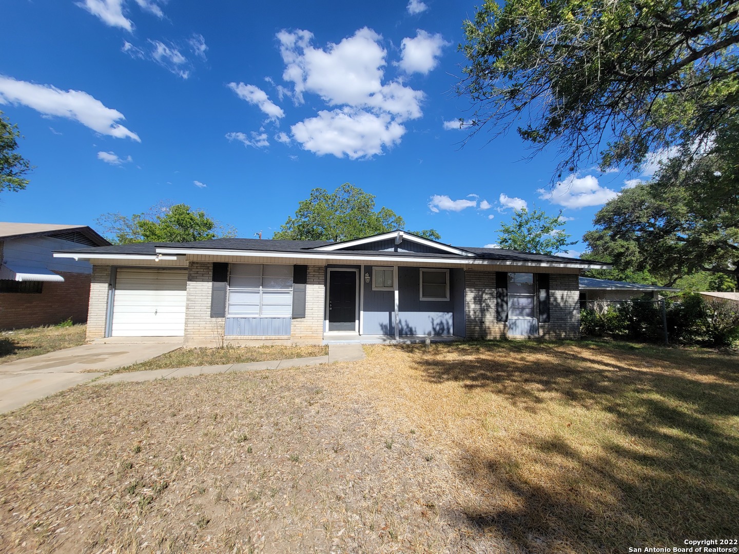 One story starter home with tile flooring throughout and freshly painted.  Nice sized back.  Perfect for new family.    Could use a little TLC.
