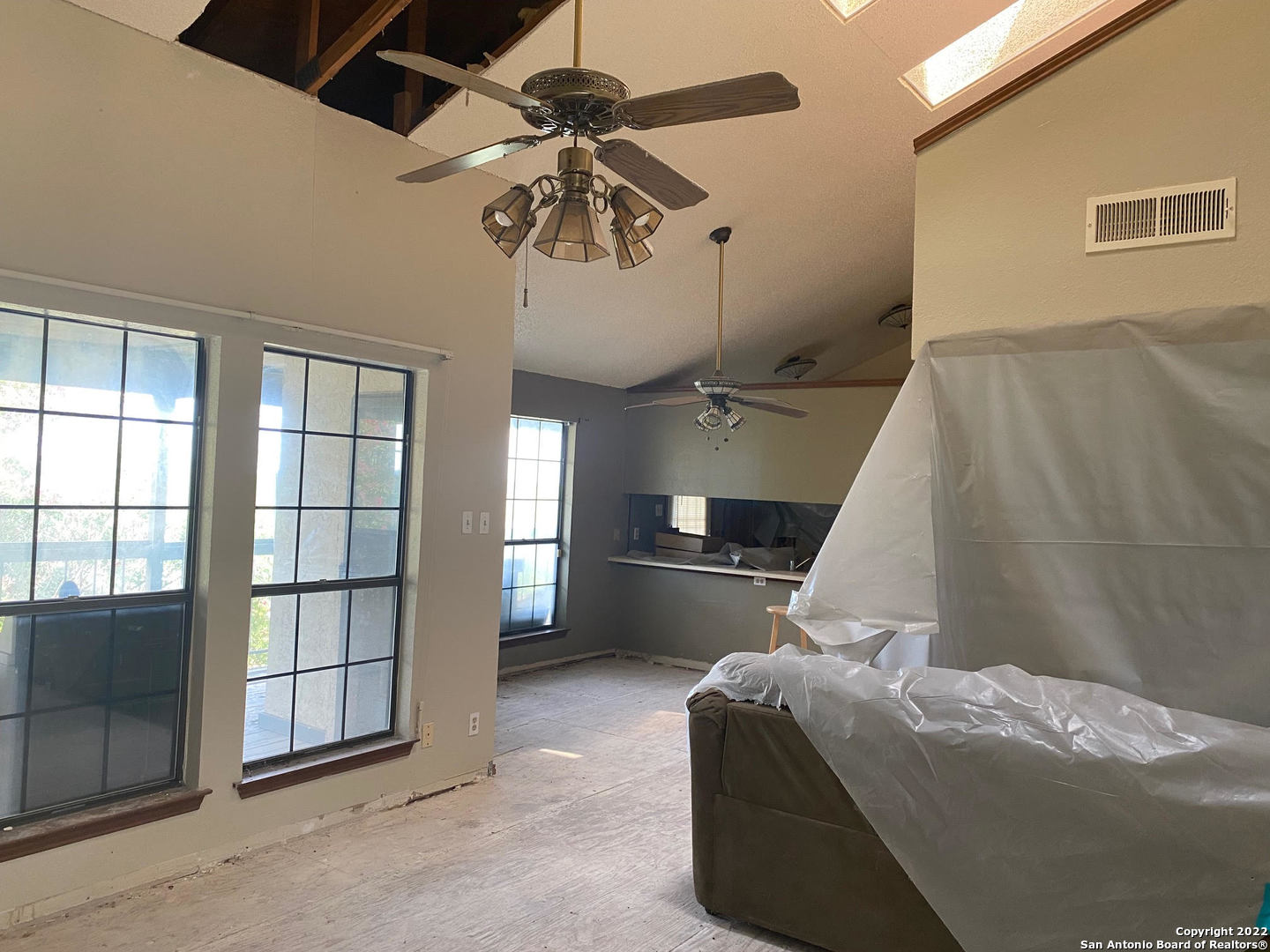Investment potential condo with 2 bedrooms and 2 bathrooms. High ceilings in the living room along with skylights have great potential. Cash offers only. No repairs will be made. Needs TLC.