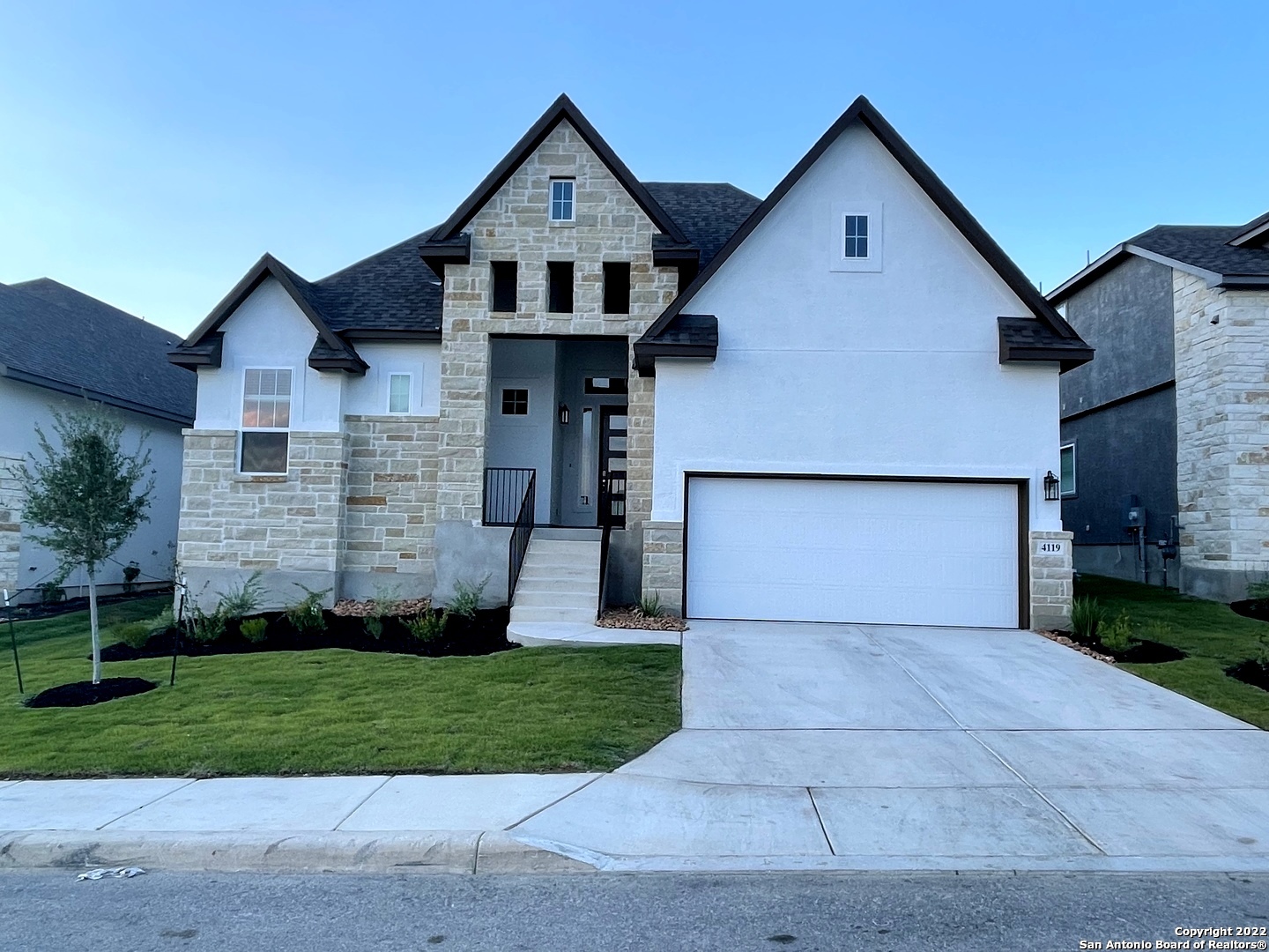 WELCOME HOME!! MOVE-IN READY. Beautiful one story home in a greenbelt lot. Open floor plan with stunning vaulted ceiling and oversized windows in family room. Granite counter tops and outdoor fireplace. Centrally located, near schools shopping and much more.