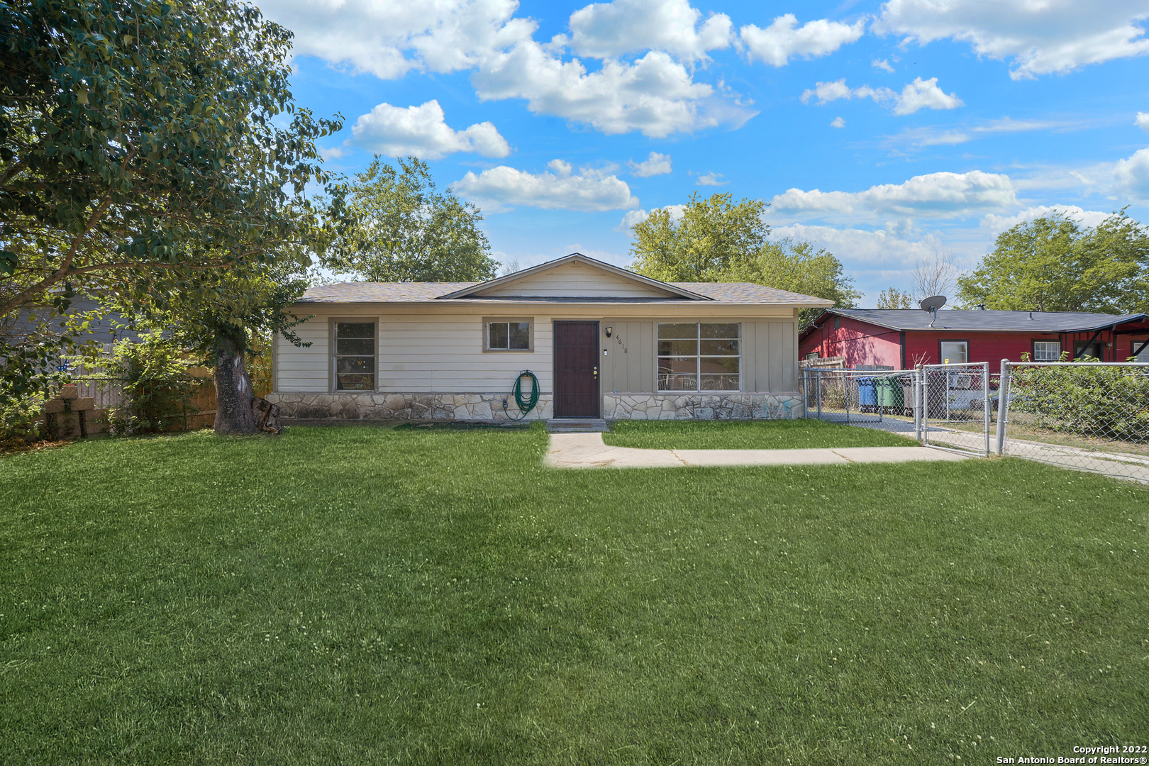 Charming 836 sqft home featuring 2 bed 1 bath located in Mission Heights. This modest home includes a separate living area and dining room, utility room with washer and dryer connections, and gas cooking. Conveniently located to Downtown, The Riverwalk, Lackland AFB and much more.