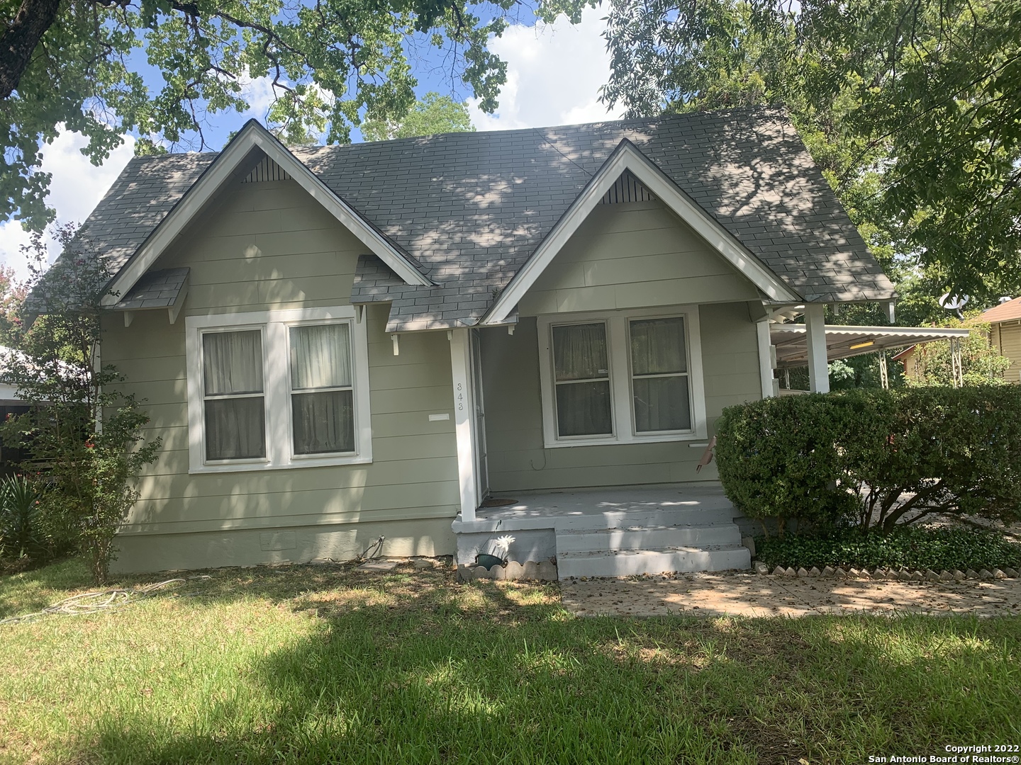 Beautiful & cozy craftsmen style home in Palm Heights neighborhood. Easy access from Nogalitos or S. Zarzamora.     Hardwood floors, large kitchen, large backyard with shade trees, nice front porch with shady pecan trees.