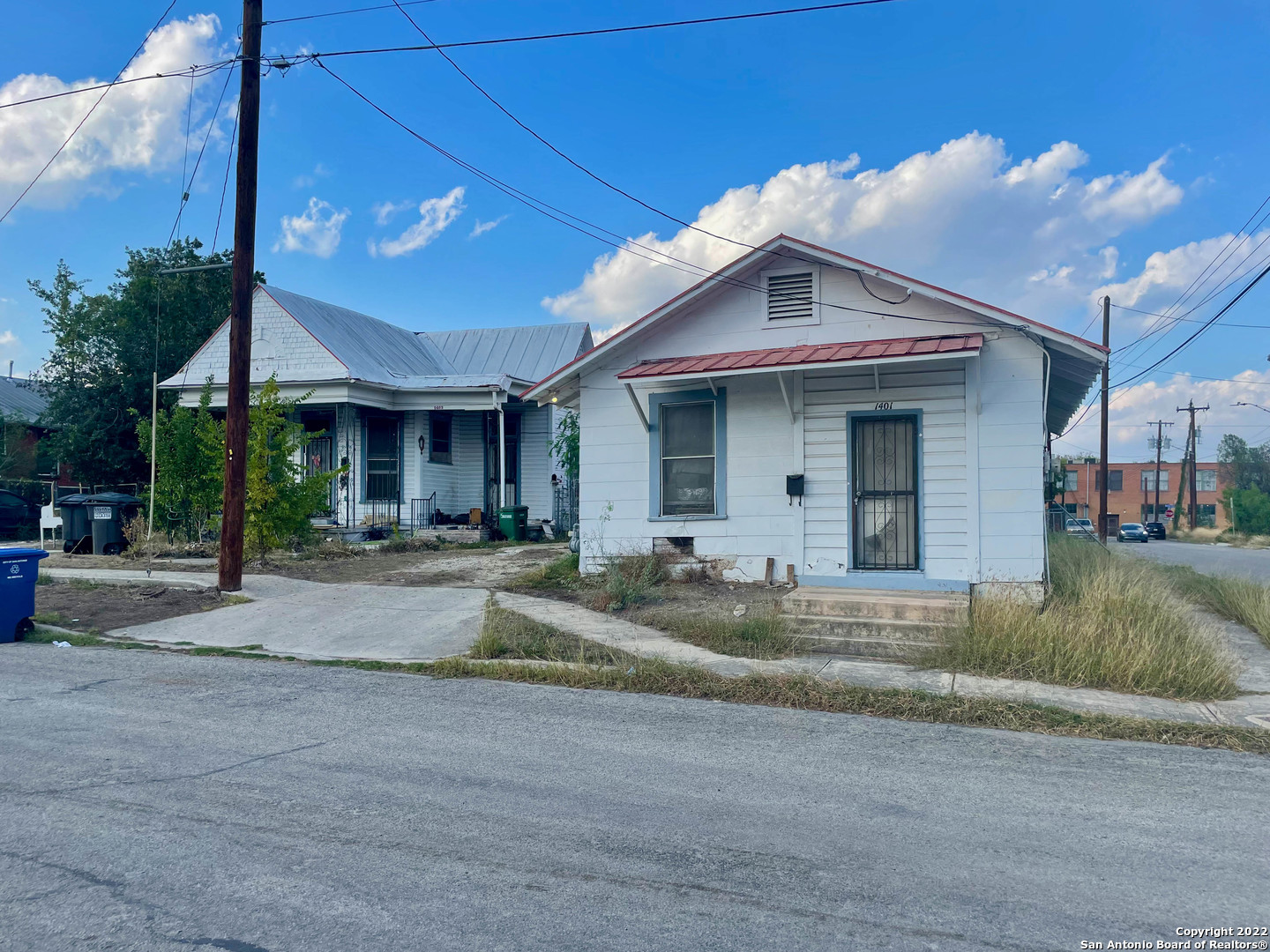 2 Lots, one corner, with 3 homes available near Alazan Creek. Convenient location with quick access to Downtown San Antonio, UTSA Downtown, Lanier High School and more.