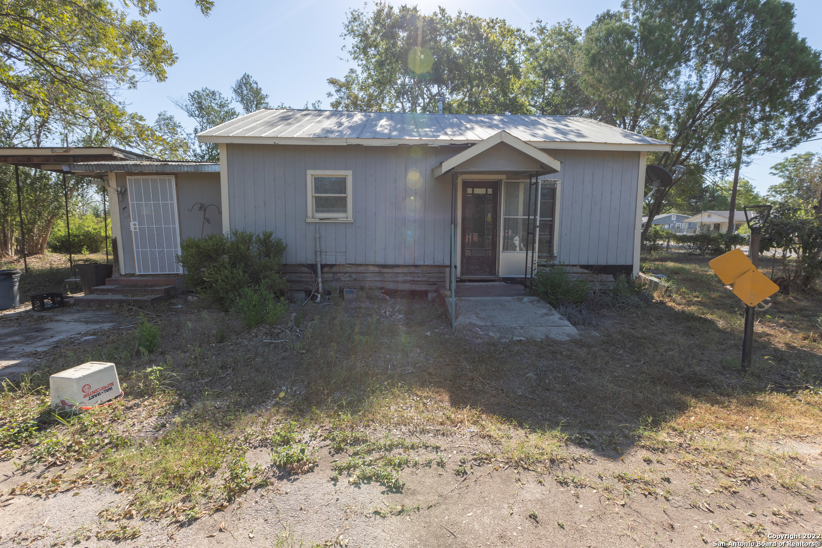 Incredible Historic 2 Bedroom, one bath home on over half an acre! This is the perfect project home or investor special with a large piece of Texas waiting for you! It has great potential sitting on a large lot for the privacy you deserve.