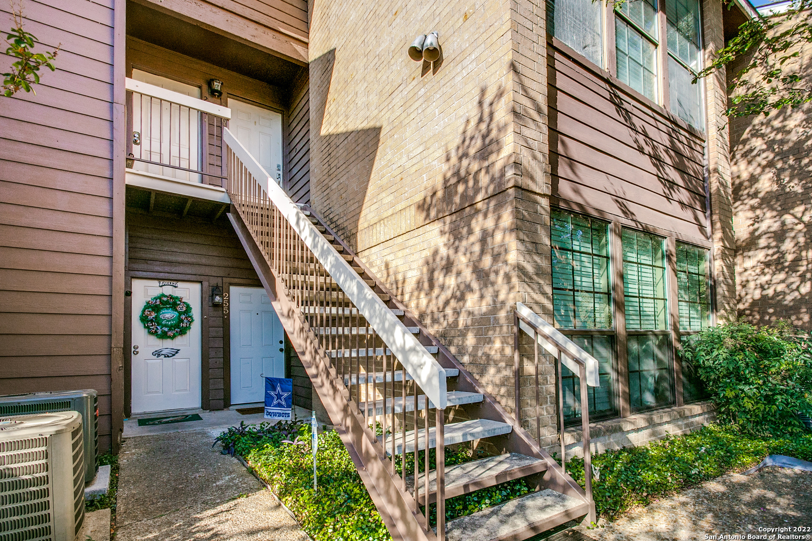 This adorable Medical Center condo is ready for its new owner to move in. Welcome home to this open layout and large living area with double sided fireplace with vaulted ceilings and skylights. Bathroom has dual vanities and walk in shower. Balcony has a beautiful view of trees for added privacy. Neighborhood features include pool, picnic area and clubhouse.