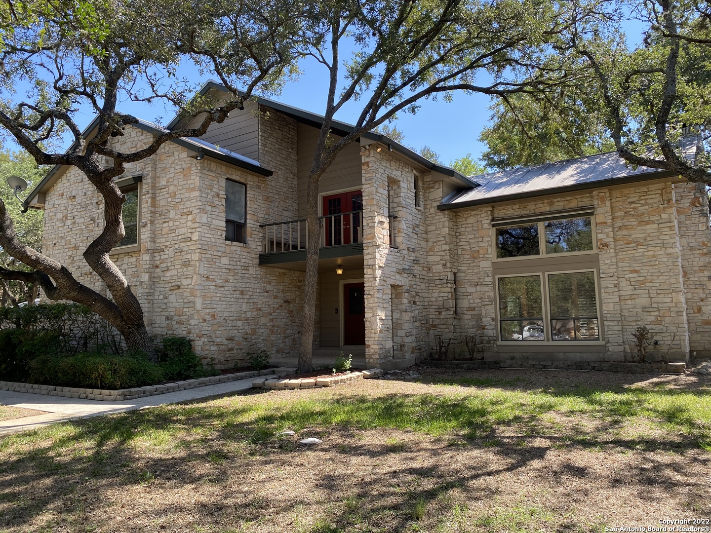Beautiful home on over 2 acres in one the most desirable neighborhoods. Enjoy the beauty of Hill Country Village, the large lots and tons of wildlife! This home is one of only two at the end of a culdesac, so you'll have tons of privacy! Huge living room with high ceilings, large floor to ceiling rock fireplace. Huge kitchen for entertaining with island, warming drawer and tons of cabinet space. Gorgeous hardwood floors and built in cabinets. Loft bonus room with overlooking balcony, large bedrooms with wal