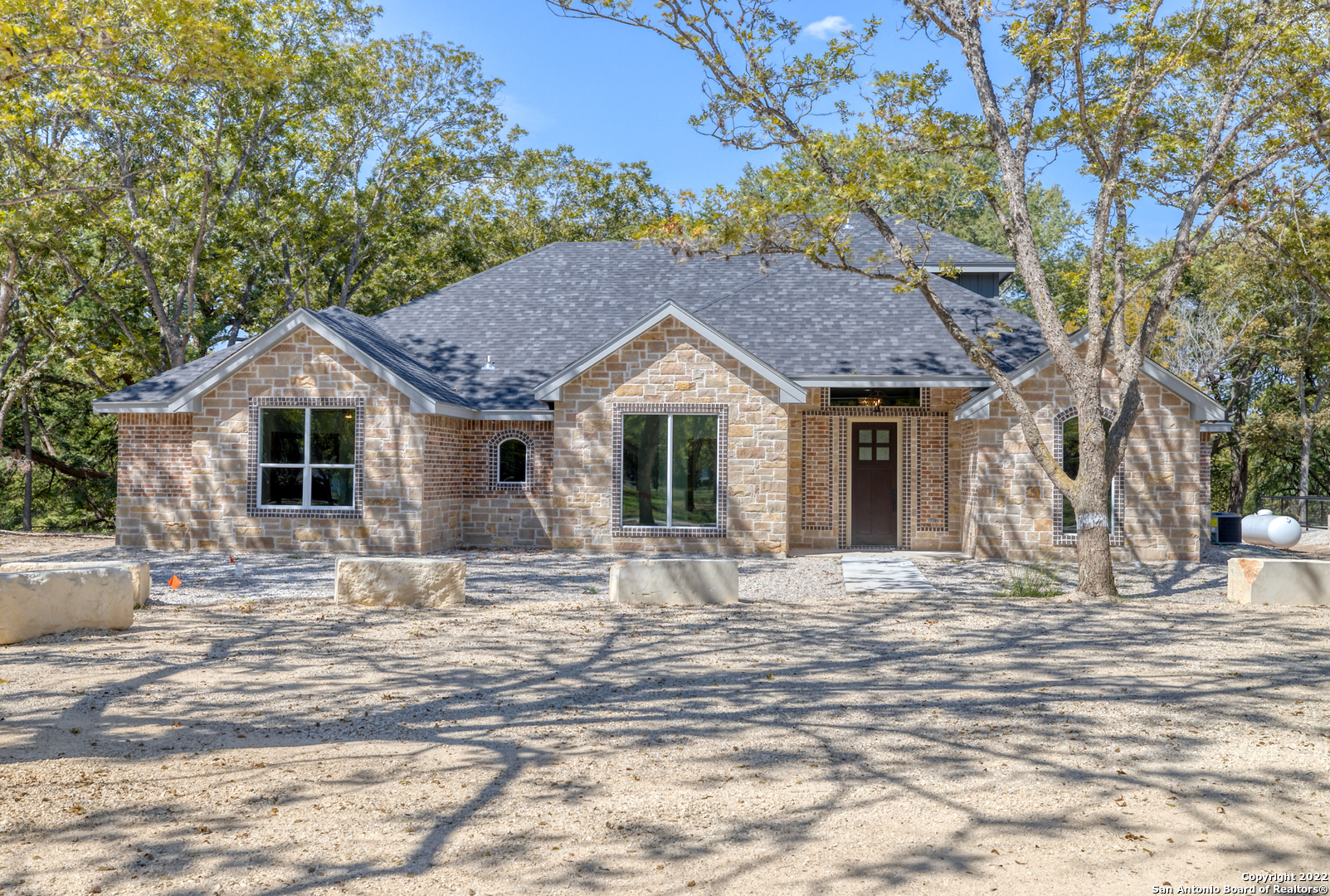 402 Red Wright Rd, Leakey, TX 78873