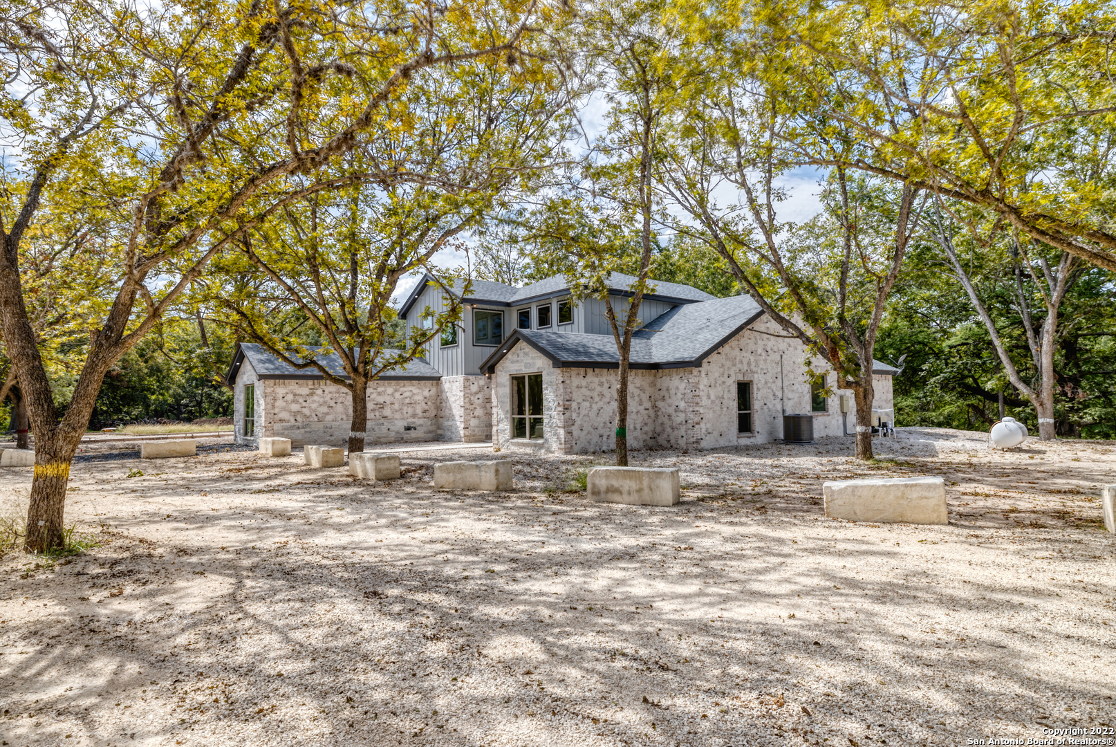 422 Red Wright Rd, Leakey, TX 78873