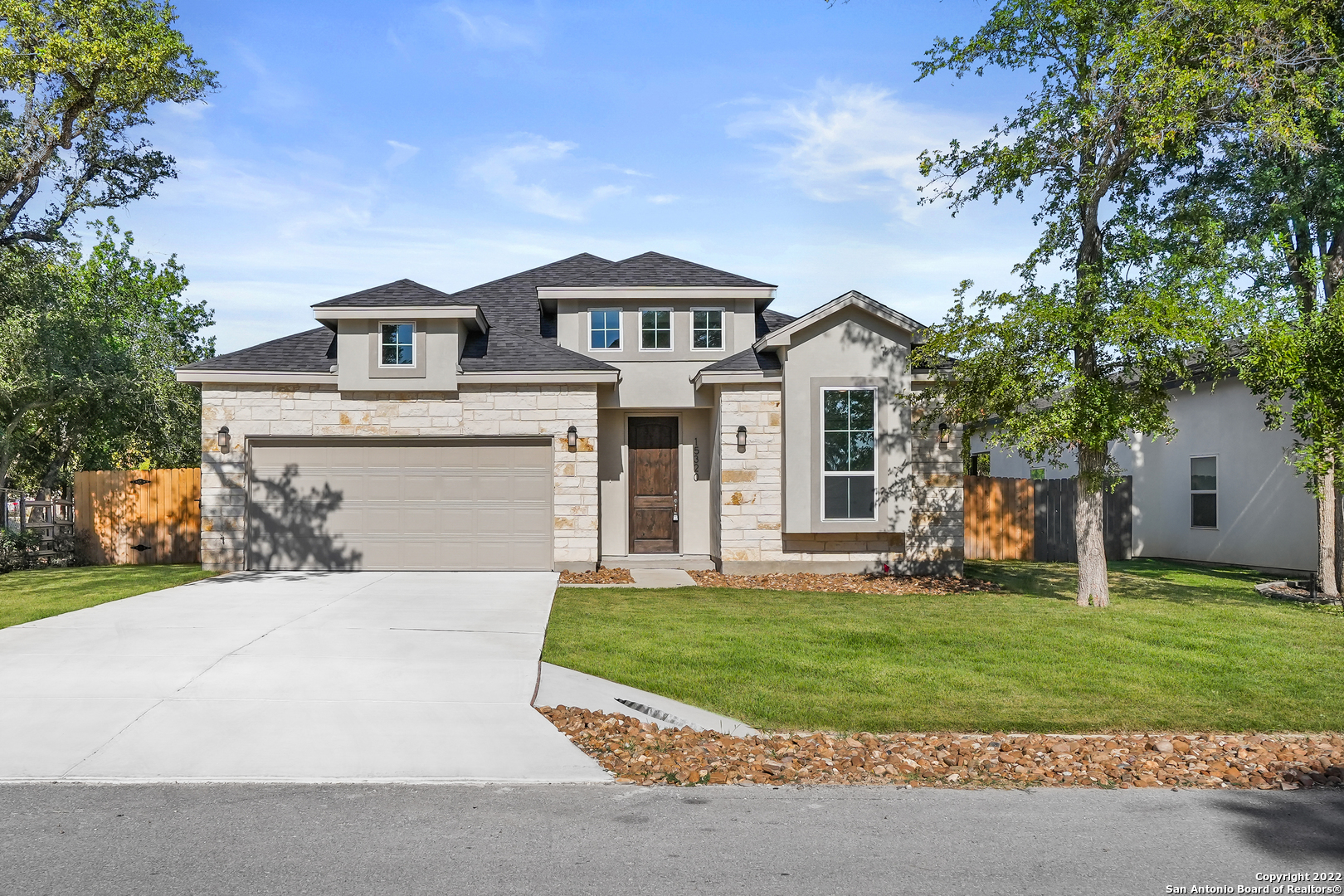 BEAUTIFUL NEW HOME IN THIS BRAND NEW PHASE OF COUNTRY CLUB ESTATES SUBDIVISION. SHORT WALKING DISTANCE TO THE RIVER. STICK BUILT CONSTRUCTION (NO PREFAB), 15FT GRAND ENTRY FOYER W/RECESSED LIGHTS AND PLANT SHELVES, HUGE 21 X 19 LIVING ROOM, DECROTIVE ARCHES & NICHES, WAGON WHEEL KITCHEN, 3 CM GRANITE COUNTERS, WOOD CABINETS W/ SOFT HINGE CLOSE, LRD DISC LIGHTING, GE STAINLESS APPLIANCES-MICROWAVE, STOVE/OVEN AND DISHWASHER, SATIN NICKLE FINISH MOEN FAUCETS, SATIN NICKLE HARDWARE & FIXTURES, 17 X 14 OVERSIZED MSTR BED W/ HEADBOARD NICHE, 5X4 SEPERATE WALK-IN SHOWER W/ GLASS & TILE ENCLOSURE, SOAKER GARDEN TUB, 10 FT CEILINGS, 8 FT DOOR UPGRADE, CEILINGS TREATMENTS, DOUBLE PAINED PICTURE WINDOW W/ 4 X 4 WINDOW, 30 YEAR ROOF W/RIDGE VENT, IN WALL PEST SYTEM W/ BORA CARE, 3 SIDED STUCCO EXT, CERAMIUC TILE FLOORING. CEILING TREATMENTS THROUGHOUT PICTURE & TRANSOM WINDOWS IN THE MASTER BEDROOM, FULL SECURITYSYS W/ MOTION SENSOR, RADIANT BARRIER ROOF, CEILING FANS, MSTR. TRIPLE CLOSET TRIM OUT, PAINTED AND TEXTURED FINISHED OUT GARAGE.ADDED IRRIGATIOIN SYSTEM UPGRADE!! AMAZING FINISH OUTS. UP AND COMING AREA. THIS GORGEOUS NEW HOME IS A MUST SEE!!!