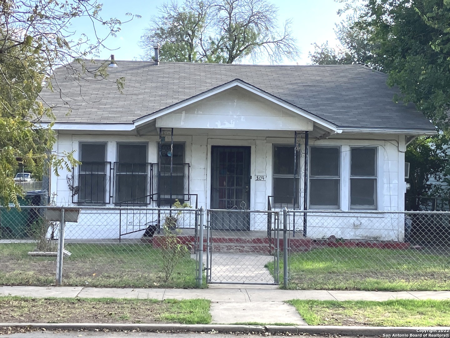 THIS IS A FIXER UPPER HOME ON A HUGE .25 OF AN ACRE. SERIOUS INQUIRIES ONLY.  NEAR SAN ANTONIO MISSIONS HISTORICAL PARK, RIVERSIDE GOLF COURSE.