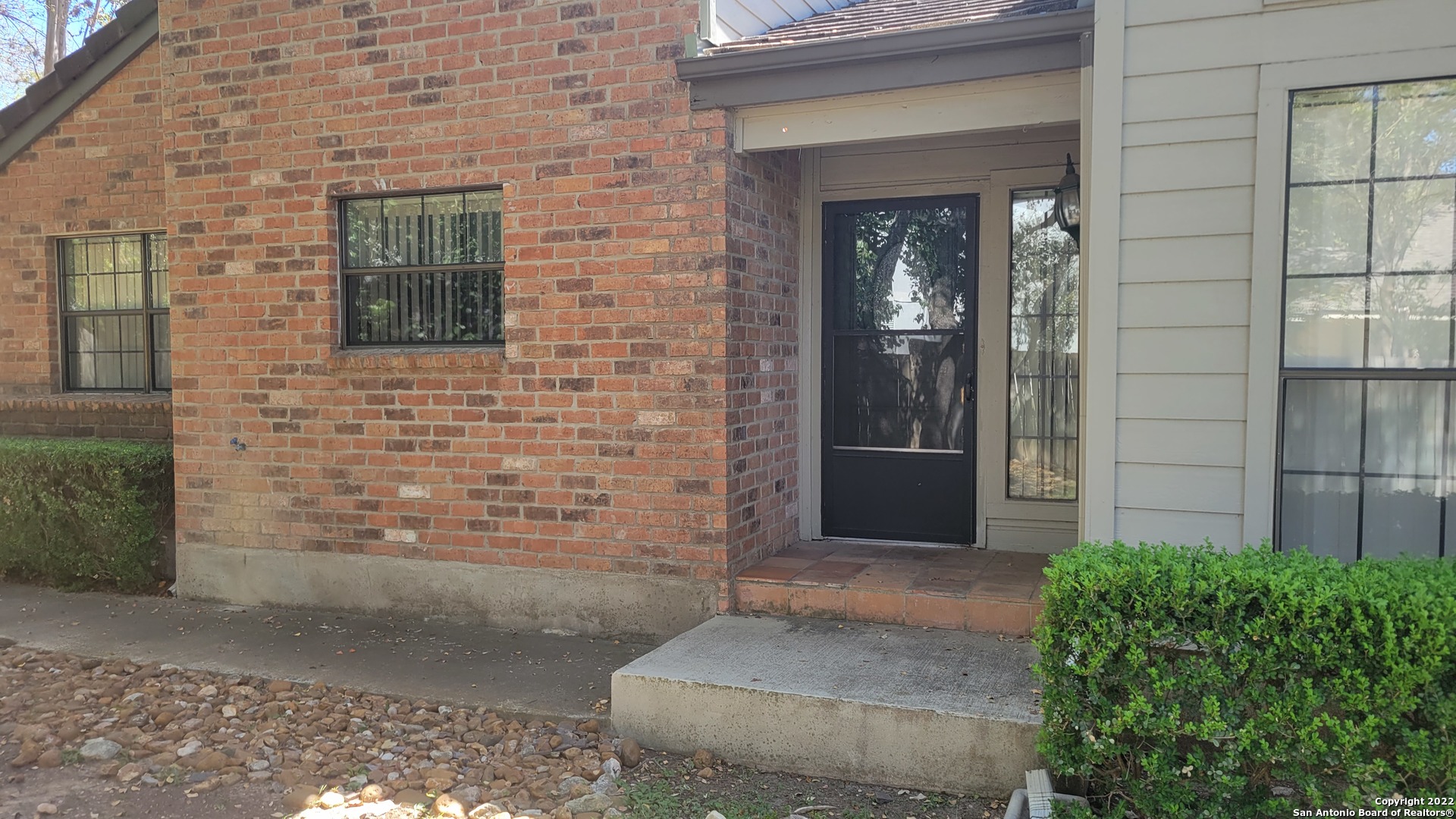 Nice 2/2/2 condo in NC San Antonio with easy access to 1604, 281 and shopping.  End unit, lots of natural light, mature trees.  Outside access from living room and master suite to shaded wooden deck.