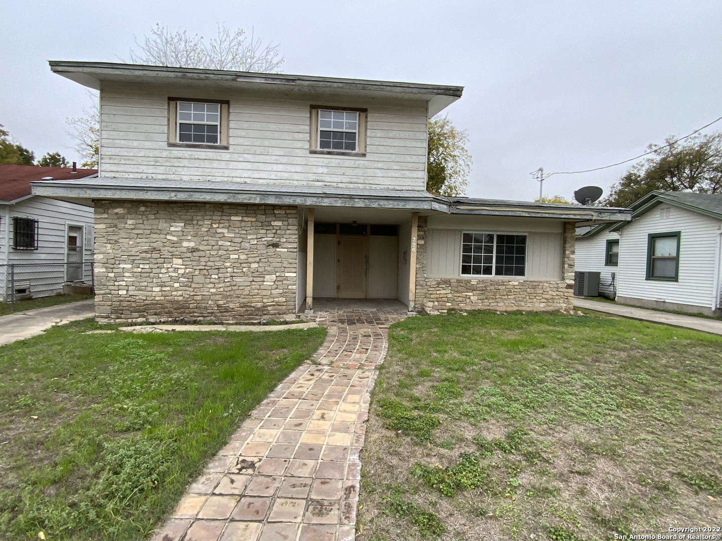 Investor Special - AS IS - 5 Bedroom, 2 Bath Home in Palm Heights Community - Minutes from downtown. Easy Access to IH 35 and Hwy 90