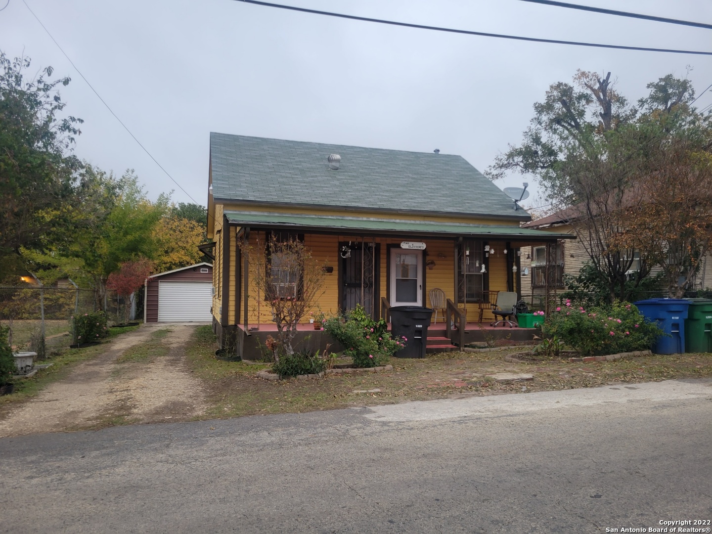 Cozy 2 bedroom, 1 bath home! Near Downtown San Antonio.   Hardwood floors, concrete front porch. One car+ metal garage built on a slab.   Easy access to most expressways. Nice sized fenced yard!