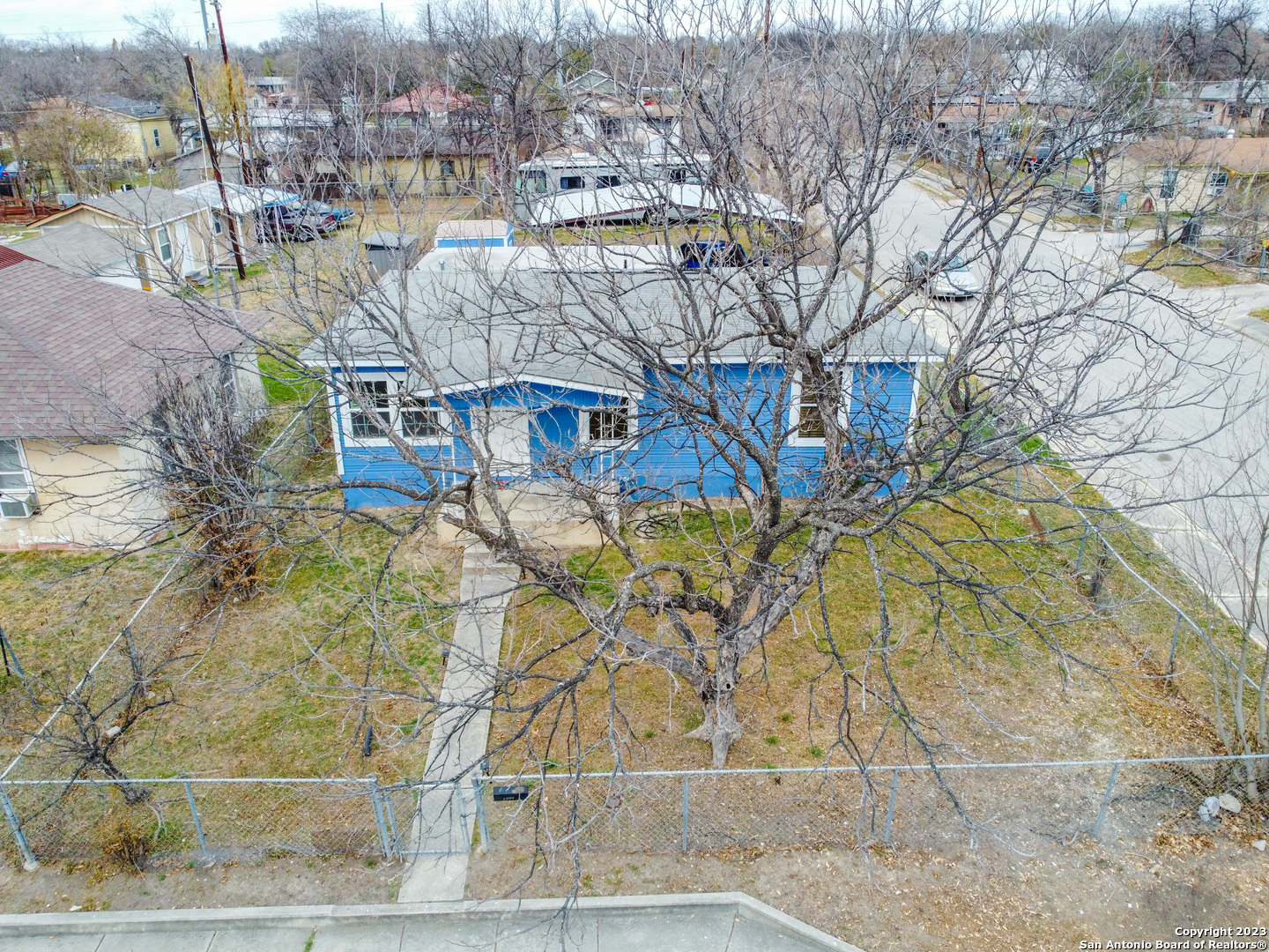 COME CHECK OUT THIS HOME TODAY. REMODELED HOME, NEW AC/ HEAT, KITCHEN UPGRADED, SECOND LIVING/MASTER AREA.  0.184 CORNER LOT WITH COVERED CARPORT ,  5 MIN FROM WOODLAWN PARK, 12 MIN FROM DOWTOWN SA, AND 3 MIN FROM OLLU.