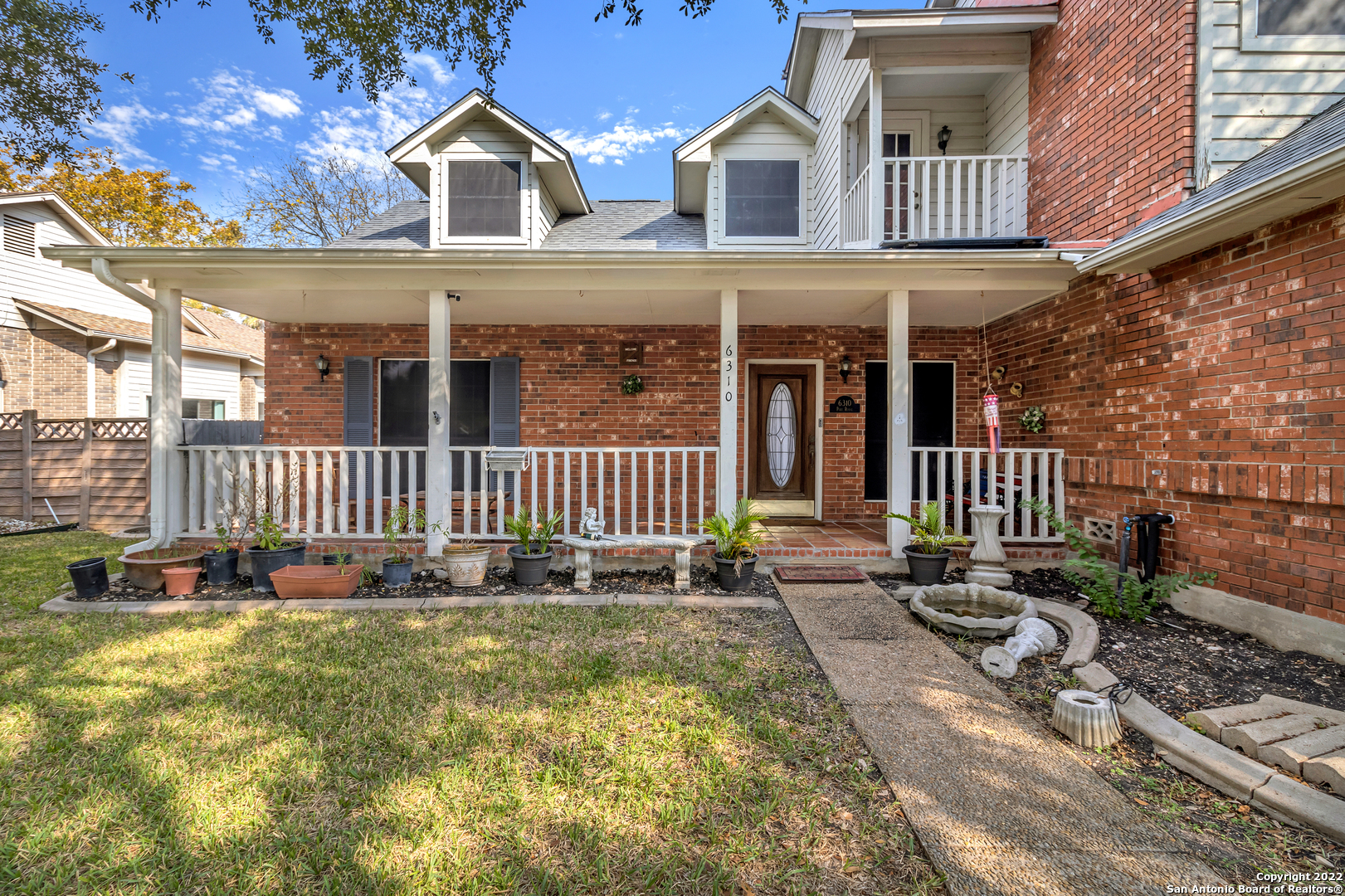 CHARMING 2800 SQ FT 2 STORY HOME W/SOLAR PANELS & ABOVE GROUND POOL W/DECK!! 4-SIDE BRICK W/LARGE FRONT YARD AND TILED FRONT ENTRY PORCH. CVD/SCREENED IN PATIO IN BK YRD/STORAGE BLDG/LARGE FAM ROOM W/HIGH CEILS/BRICK FRPLC/WET BAR/EAT-IN KTCHN W/ISLAND/GRANITE CNTRS/WALK IN PANTRY. MASTER DOWN W/SITTING RM/STUDY, BATH W/DBL VANS/WHRLPL TUB/SEP SHWR/2 CLSTS.   2ND LVL GAMERM W/BALCONY. HUGE 2ND LVL BDRMS W/JACK & JILL BATH. TREED 1/4 ACRE LOT WITH SIDE ENTRY 2 CAR GARAGE. QUIET NEIGHBORHOOD/STREET.  CONVENIENT TO RAFB AND FORT SAM!