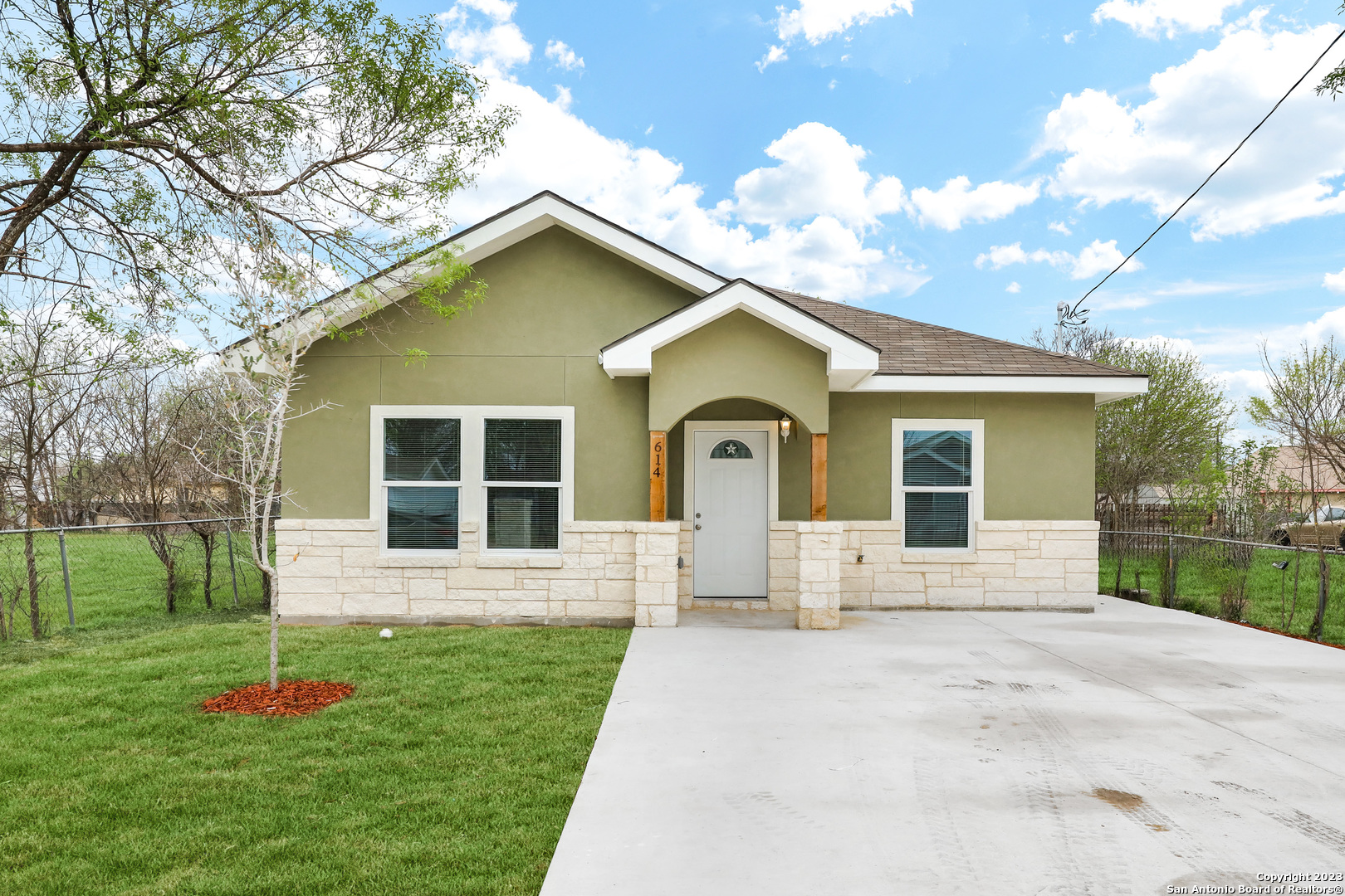 Beautiful new construction home with a huge backyard. Don't miss the opportunity to see this amazing home.