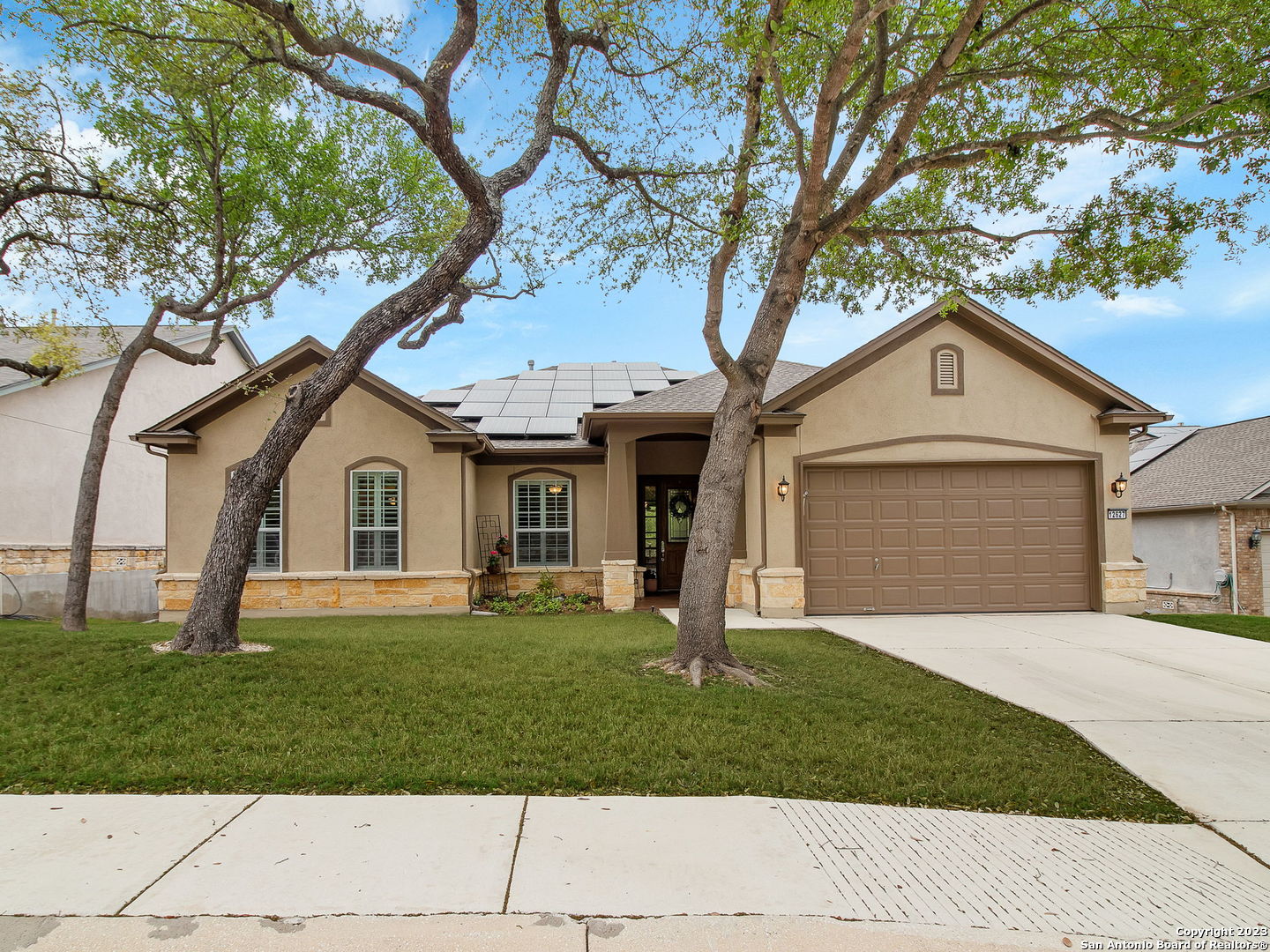 OPEN SATURDAY 3-18-23 1-3 PM. POSITIVELY STUNNING LIVE OAK MODEL BOASTING 2774 SQ/FT PLUS 1252 SQ/FT IN THE LOWER LEVEL. 11 FOOT CEILINGS, 8 FOOT SOLID CORE DOORS, 3 BEDROOMS, 2.5 BATHS, FLEX ROOM, LIBRARY, FORMAL DINING, GAS FIREPLACE, SPACIOUS KITCHEN WITH GRANITE COUNTER TOPS.  THE BREAKFAST BAY HAS GORGEOUS VIEWS OF THE FABULOUS GREENBELT LOT WITH ACCESS TO WALKING TRAILS.  THE COVERED TREX PATIO AND DECK WITH RETRACTABLE AWNING IS PERFECT FOR MORNING COFFEE OR EVENING WINE WHILE WATCHING WILDLIFE. BEAUTIFUL WOOD FLOORS, CUSTOM WINDOW TREATMENTS, OVERSIZED GARAGE AND ADDED BONUS ARE SOLAR PANELS FOR LOW UTILITY BILLS! THIS BEAUTIFUL HOME IS ON A CUL DE SAC WITH FRONT VIEWS OF A GREEN BELT. THIS IS IN DEL WEBB'S PREMIER 55+ active ADULT COMMUNITY FEATURING STATE OF THE ART GYM, BILLIARDS, INDOOR & OUTDOOR POOLS & HOT TUBS, BOCCE BALL, PICKLE BALL AND TENNIS. PACK YOUR BAGS AND COME INJOY THE GOOD LIFE!