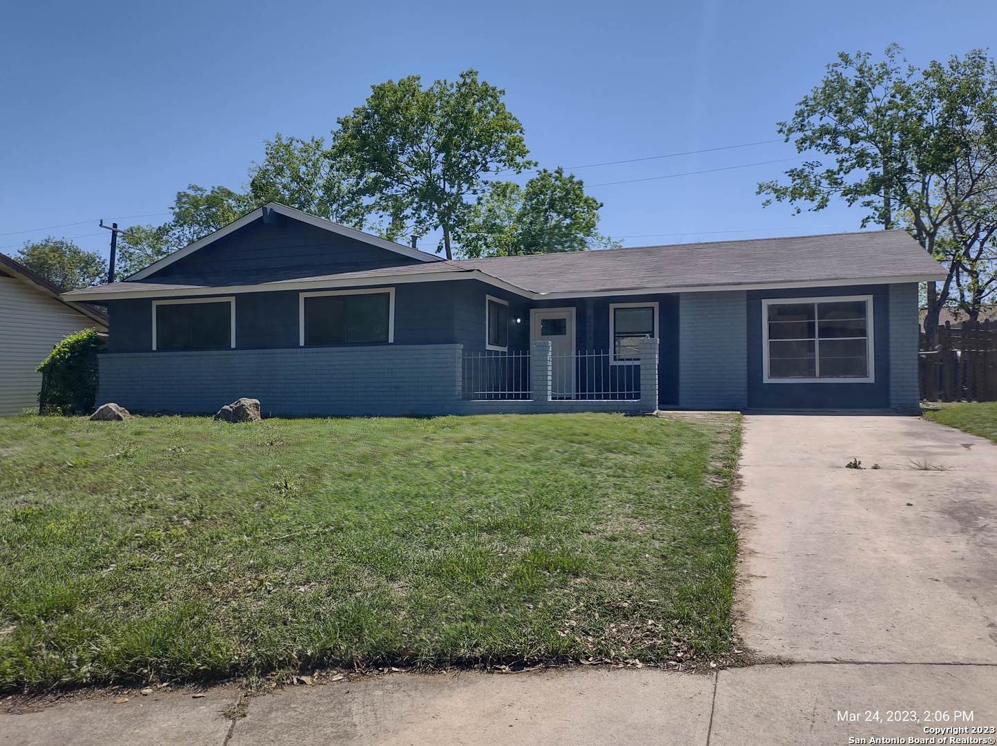 COME CHECK OUT THIS BEAUTIFUL 4 BEDROOM 2 BATHROOM HOME!! READY FOR YOU TO MAKE IT YOUR OWN!! GREAT LOCATION ON A CUL-DE-SAC NEARBY SHOPPING CENTER'S. SCHEDULE A SHOWING TODAY!!!